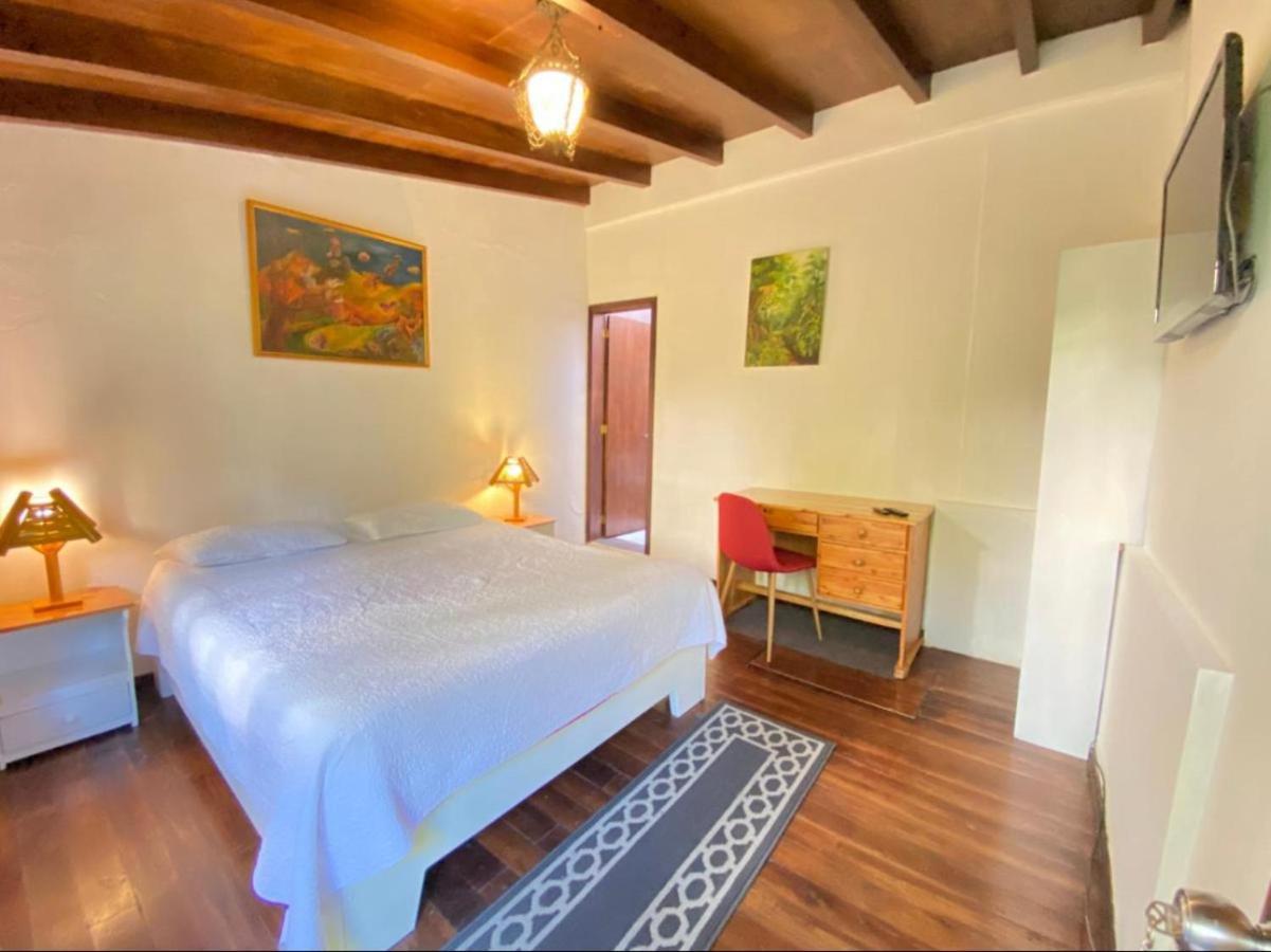 キト Campus Residencias Bed & Breakfast エクステリア 写真